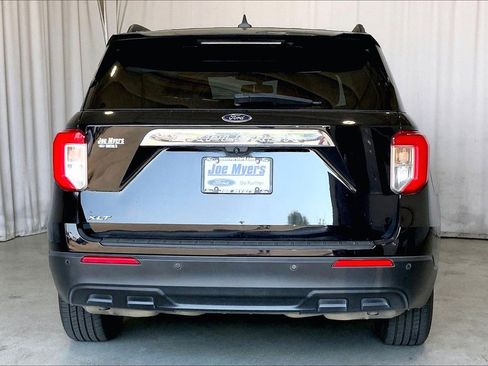 Used 2021 Ford Explorer XLT image 4