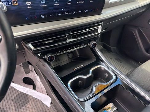 Used 2025 Chevrolet Traverse LT image 30