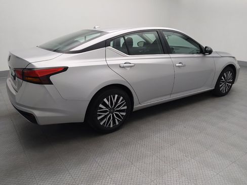 Used 2025 Nissan Altima 2.5 SV FWD image 11
