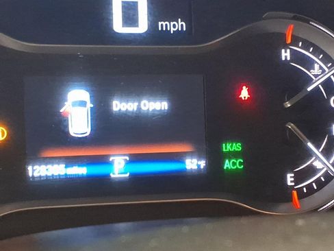 Used 2016 Honda Pilot Touring image 12