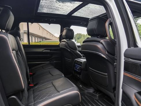 Used 2023 Jeep Grand Wagoneer Series III AWD/4WD image 51