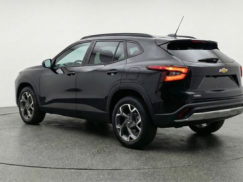 Used 2025 Chevrolet Trax LT w/ LT Convenience Package image 6