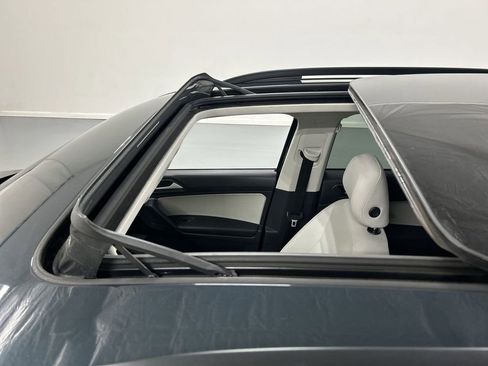 Used 2019 Volkswagen Tiguan SE w/ Panoramic Sunroof Package image 19