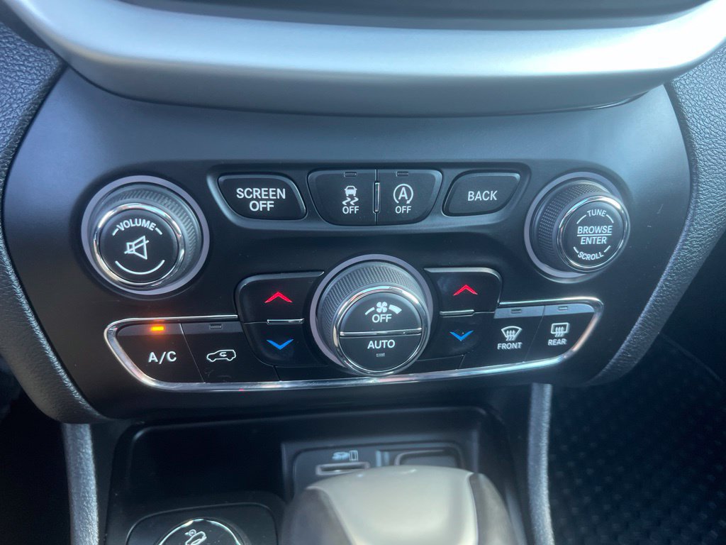 Used 2018 Jeep Cherokee Latitude Plus w/ Comfort/Convenience Group AWD/4WD image 55