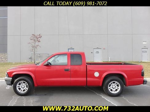 Used 2004 Dodge Dakota SXT 2dr Club Cab Rwd SB w/ Tire & Handling Group image 2