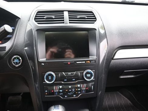 Used 2019 Ford Explorer XLT w/ Equipment Group 202A AWD/4WD image 10
