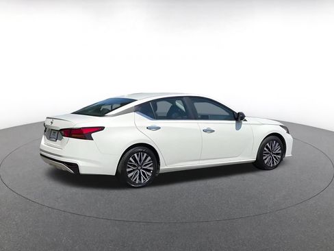 Used 2025 Nissan Altima 2.5 SV FWD image 15