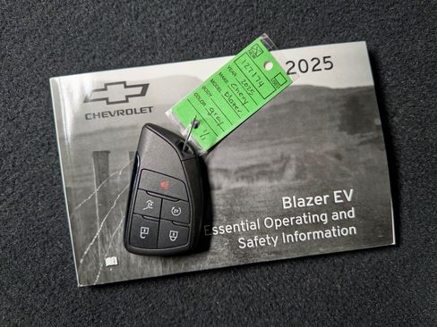Used 2025 Chevrolet Blazer EV LT AWD/4WD image 21