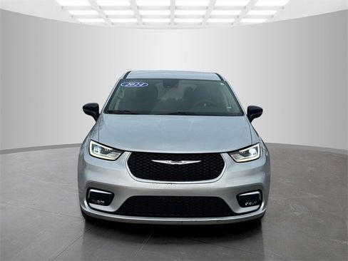 Certified 2024 Chrysler Pacifica Touring-L image 2