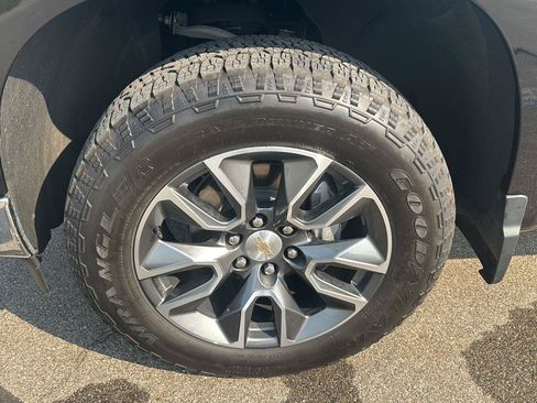Used 2023 Chevrolet Silverado 1500 LT AWD/4WD image 9