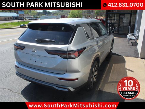 New 2025 Mitsubishi Outlander SE image 6