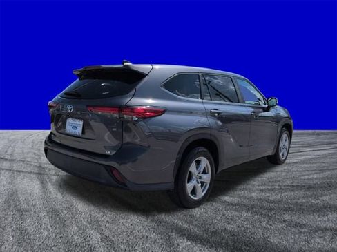 Used 2023 Toyota Highlander LE FWD image 4