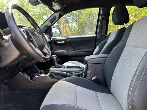 Used 2020 Toyota Tacoma TRD Sport w/ Technology Package image 14