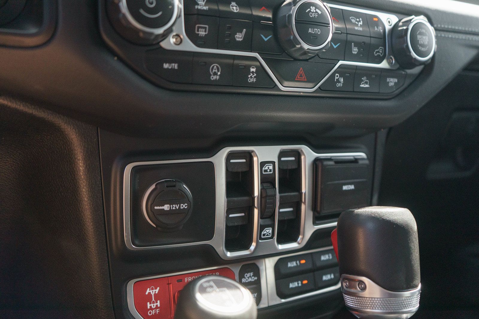 Used 2025 Jeep Gladiator Rubicon w/ Technology Group AWD/4WD image 19