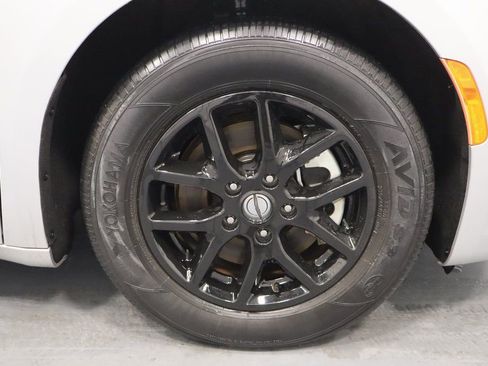 Certified 2024 Chrysler Pacifica Touring-L FWD image 28