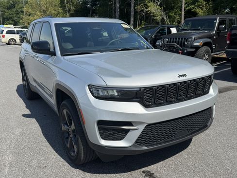 Used 2025 Jeep Grand Cherokee Altitude AWD/4WD image 3