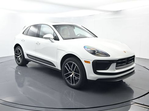 Certified 2025 Porsche Macan AWD/4WD image 17