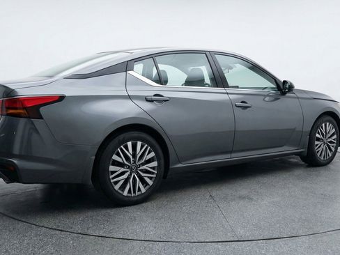 Used 2025 Nissan Altima 2.5 SV FWD image 9