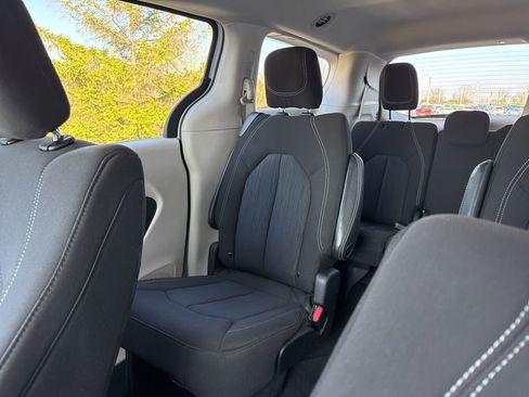 Used 2023 Chrysler Voyager LX image 27