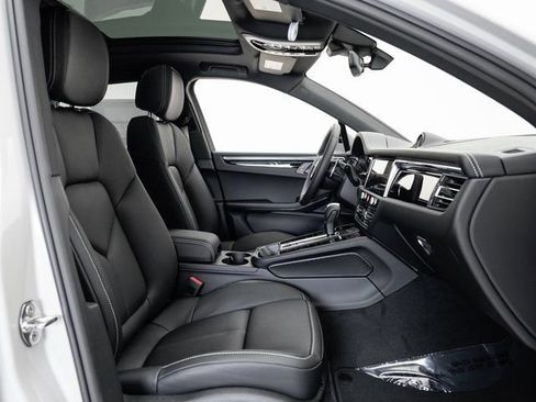 Certified 2025 Porsche Macan image 24