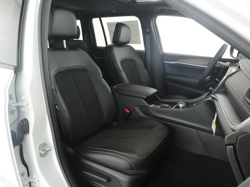 New 2026 Jeep Grand Cherokee Altitude image 11