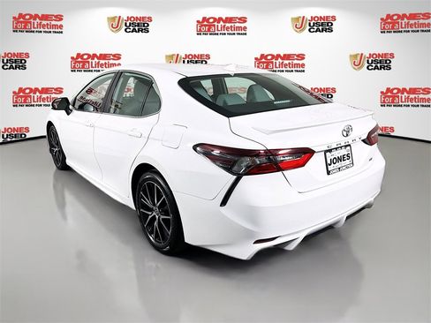 Certified 2022 Toyota Camry SE image 2
