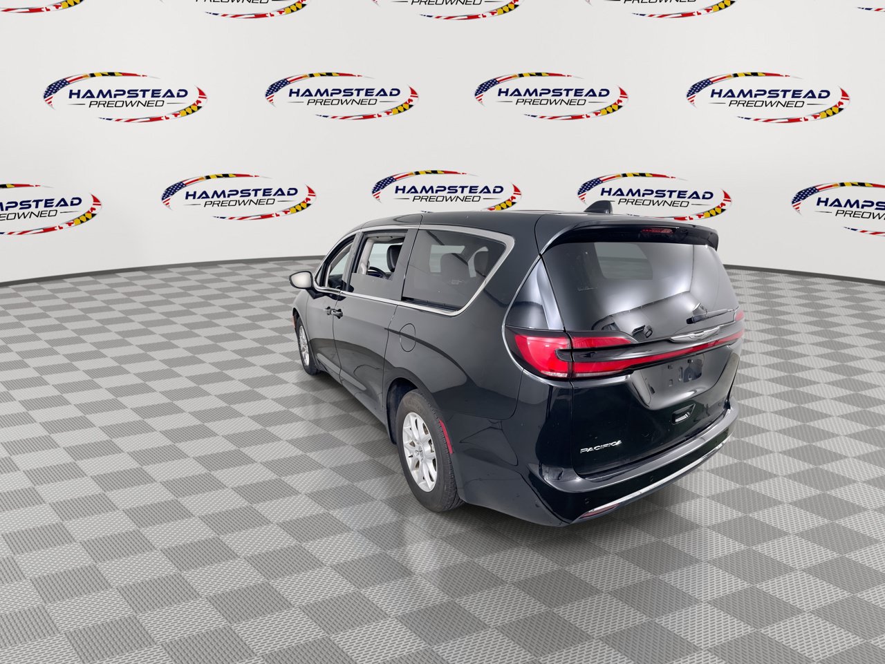 Used 2023 Chrysler Pacifica Touring-L FWD image 6