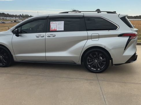 Used 2024 Toyota Sienna XSE image 5