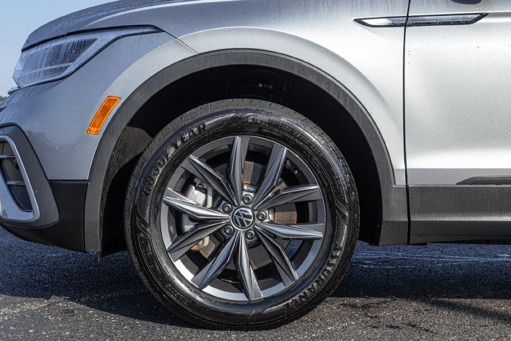 Certified 2023 Volkswagen Tiguan SE w/ Panoramic Sunroof Package FWD image 37