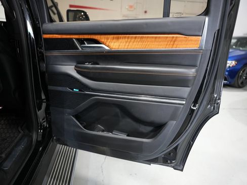 Used 2022 Jeep Grand Wagoneer Series III w/ Rear Seat Video Group 1 AWD/4WD image 20