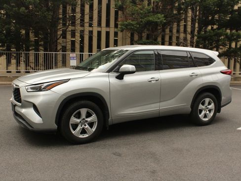 Used 2022 Toyota Highlander L AWD/4WD image 12