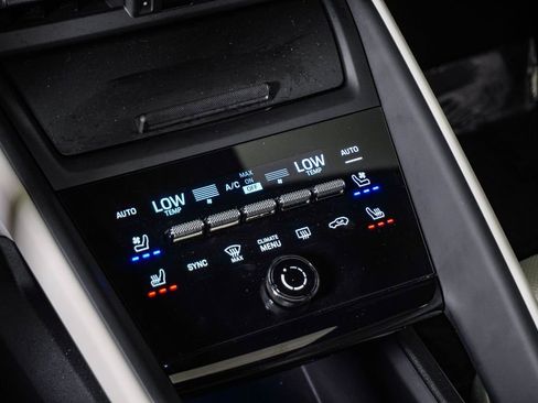 Certified 2025 Porsche Macan 4S Electric AWD/4WD image 25