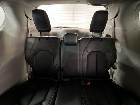 Used 2024 Chrysler Pacifica Touring-L FWD image 22