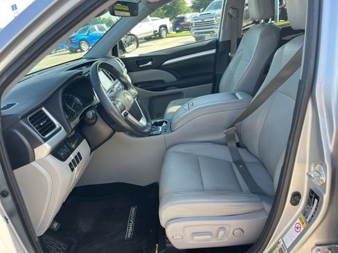 Used 2019 Toyota Highlander XLE FWD image 16