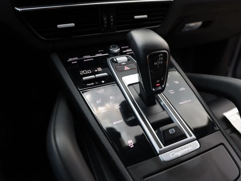 Used 2022 Porsche Cayenne Platinum Edition AWD/4WD image 21