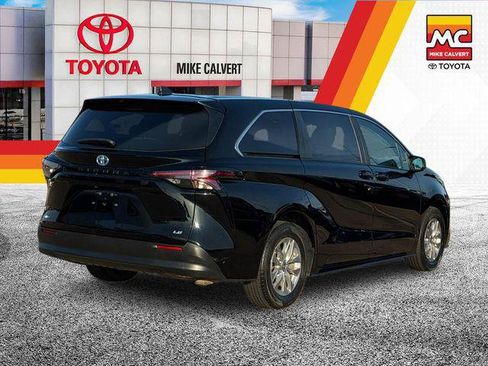 Certified 2025 Toyota Sienna LE FWD image 5