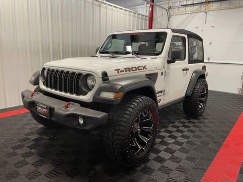 Used 2024 Jeep Wrangler Sport AWD/4WD image 5