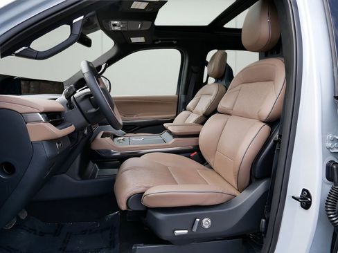 Used 2025 Lincoln Navigator Black Label image 10