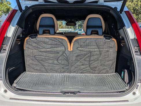 Certified 2024 Volvo XC90 B6 Ultimate w/ Lounge Package image 13