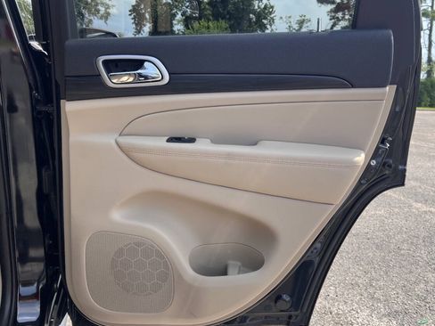 Used 2020 Jeep Grand Cherokee Laredo AWD/4WD image 18