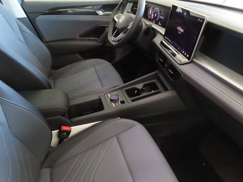 New 2026 Volkswagen Tiguan SE image 27