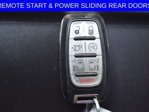 Used 2020 Chrysler Pacifica Touring-L FWD image 6