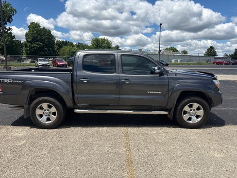 Used 2015 Toyota Tacoma 4x4 Double Cab w/ TRD Sport Package image 3