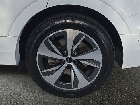 Used 2024 Audi Q8 e-tron Premium Plus image 31