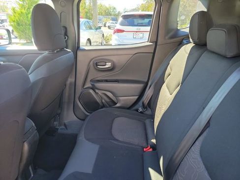 Used 2023 Jeep Renegade Latitude image 28