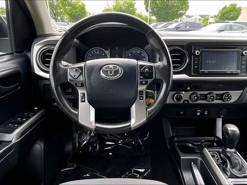 Used 2018 Toyota Tacoma SR5 AWD/4WD image 6