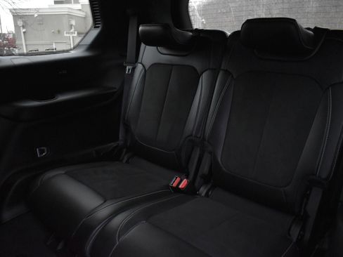 Used 2024 Jeep Grand Cherokee L Laredo image 18