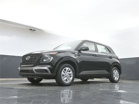 Used 2025 Hyundai Venue SE image 30