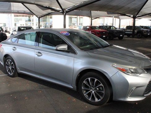 Used 2017 Toyota Avalon XLE image 19