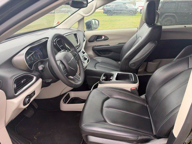 Used 2024 Chrysler Pacifica Touring-L FWD image 6